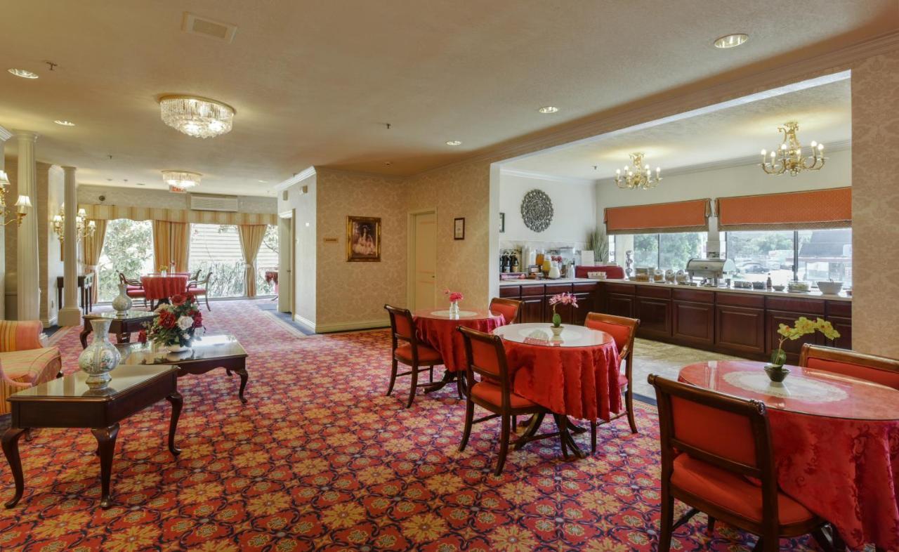 Carlyle Hotel Campbell Bagian luar foto